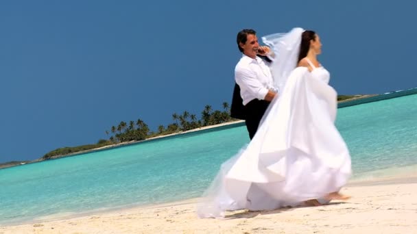 新婚夫妇笑 & 的海滩上跳舞 — 图库视频影像