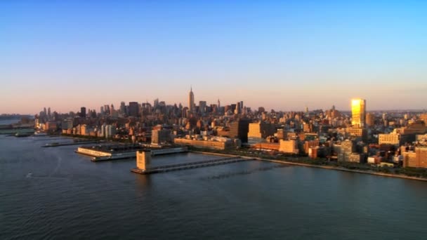 Skyline Aerial Vista panoramica di Manhattan al tramonto, NY, USA — Video Stock