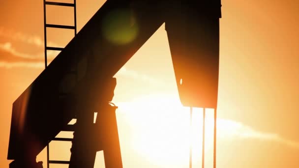 Γαϊδούρια πετρελαίου ή αντλία υποδοχές στην αέναη κίνηση στο ηλιοβασίλεμα — Αρχείο Βίντεο