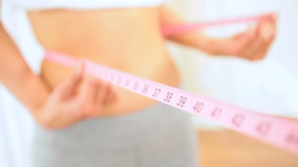 Jeune femme Vérification de la perte de la taille du corps — Video