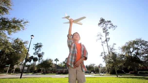Kleine jongen spelen met zelfgemaakte vliegtuig — Stockvideo