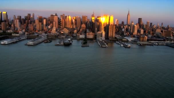 Vue aérienne du centre-ville de Manhattan au coucher du soleil, NY, États-Unis — Video