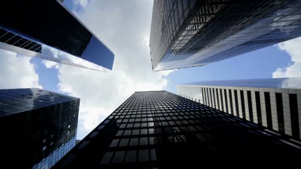Timelapse Vista en ángulo alto de los rascacielos de apartamentos — Vídeo de stock