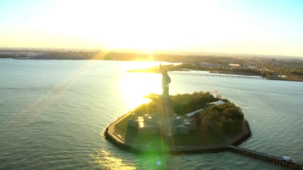 Αεροφωτογραφία του αγάλματος της ελευθερίας, στο ηλιοβασίλεμα ΗΠΑ λιμάνι, Νέα Υόρκη, Νέα Υόρκη — Αρχείο Βίντεο