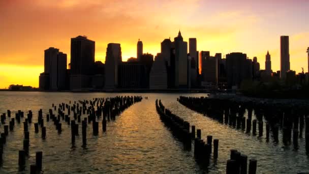 Закат над рекой Гудзон Манхэттен, Финансовый округ, Нью-Йорк, США — стоковое видео