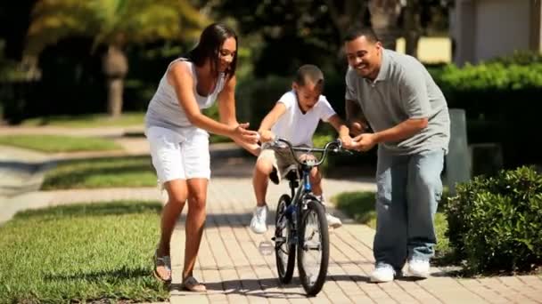 Menino afro-americano aprendendo a andar de bicicleta — Vídeo de Stock