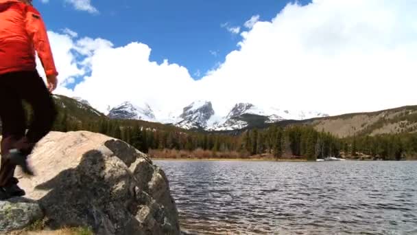 Samotny turysta kobiet wśród piękno Parku Narodowego — Wideo stockowe