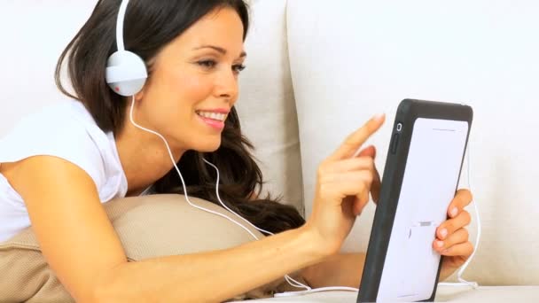 Дівчина слухає музику через бездротовий планшет — стокове відео