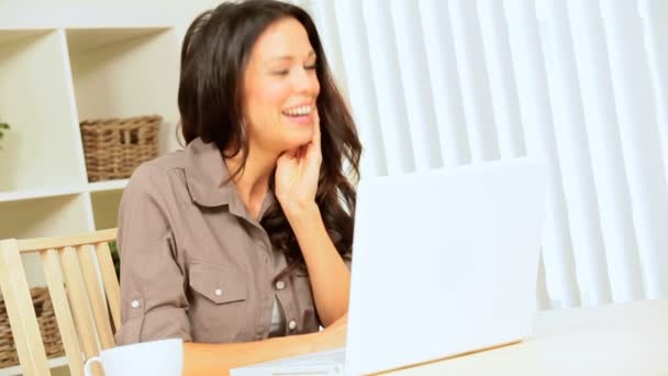 온라인 인터넷 Webchat에 대 한 노트북을 사용 하 여 갈색 머리 소녀 — 비디오