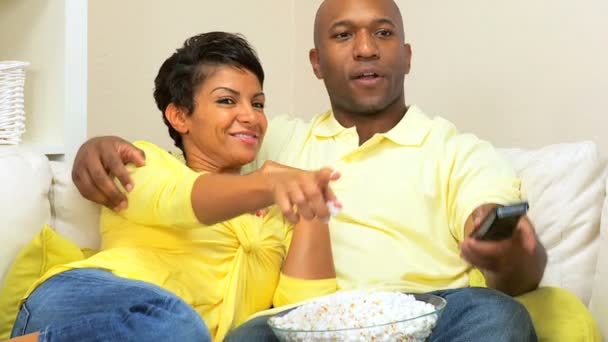 Αφρικανικός-αμερικανική ζευγάρι χαλάρωση στο σπίτι — Αρχείο Βίντεο