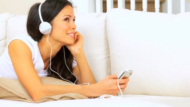 Dziewczyna ze słuchawkami słuchającymi muzyki — Wideo stockowe