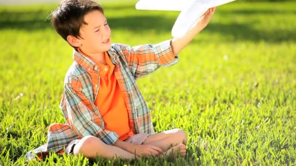 Niños caucásicos jóvenes Imaginación de la infancia — Vídeo de stock