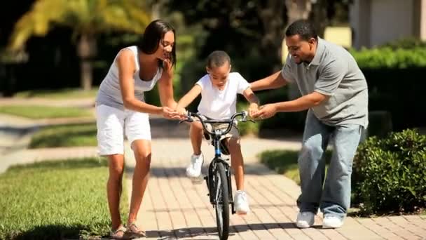 Menino aprendendo a andar de bicicleta — Vídeo de Stock