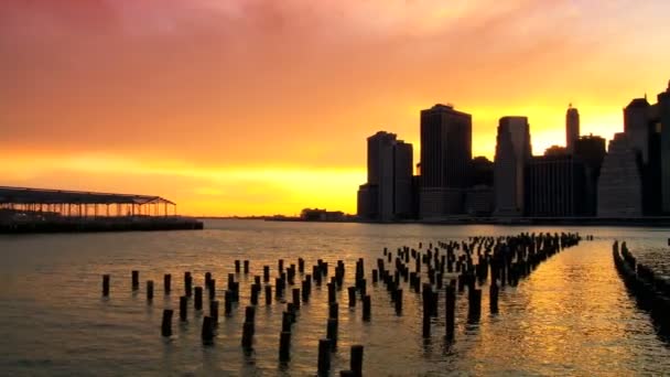 Захід сонця над Манхеттен річки Гудзон, Фінансовий район, Нью-Йорк, США — стокове відео