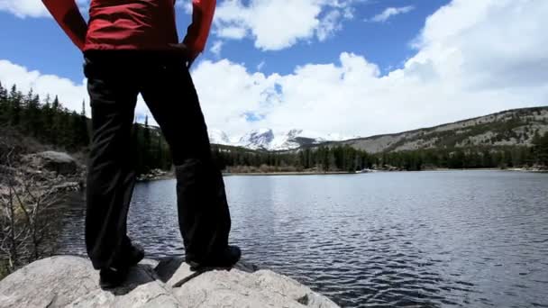 Ensamstående kvinna firar sin prestation att vandra i en nationalpark — Stockvideo