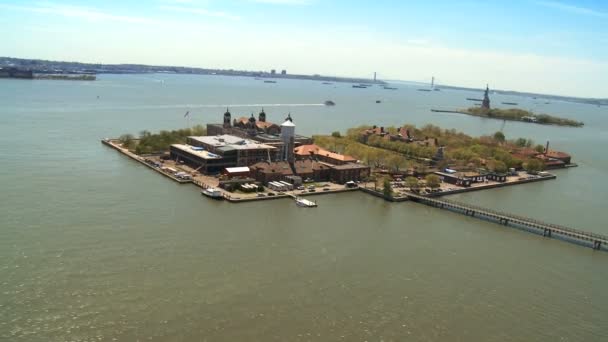 A légi felvétel a Ellis-sziget és a szobor a Liberty New York Harbor, Amerikai Egyesült Államok — Stock videók