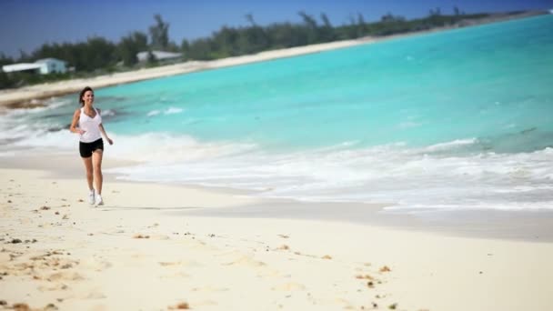 Sano caucasico Femmina Jogging sulla spiaggia tropicale — Video Stock