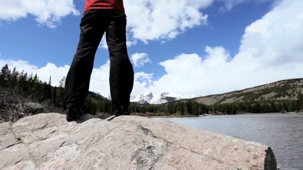 Eenzame vrouw viert haar prestatie van wandelen in een nationaal park — Stockvideo