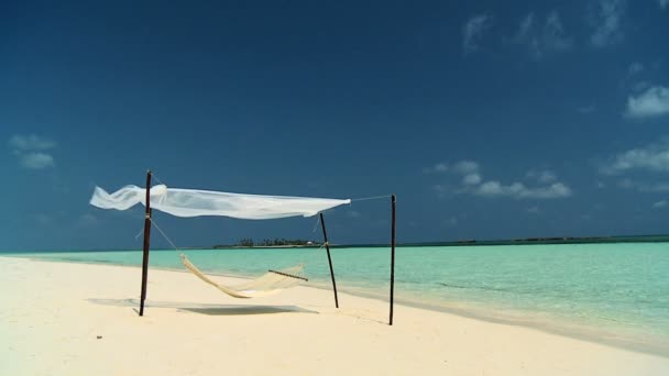 Hamaca balanceándose sobre arenas blancas tropicales — Vídeos de Stock