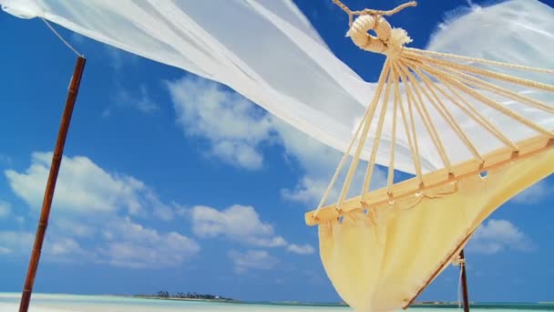 Пляжный гамак на роскошном отдыхе — стоковое видео