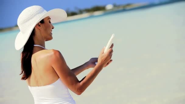 Delgada morena hembra usando sol protección crema — Vídeo de stock