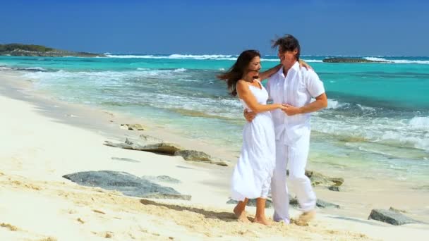 Pareja feliz disfrutando de vacaciones de lujo en la playa — Vídeos de Stock