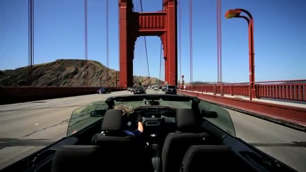 Luksusowy samochód Cabrio jazdy mostu golden gate — Wideo stockowe