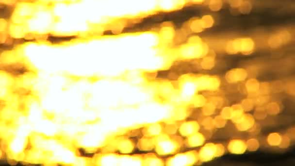 Su bulanık hareket dalgaların üzerinde güneş ışığı — Stok video