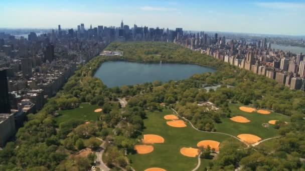 Вид с воздуха на Центральный парк и центр Манхэттена, Нью-Йорк, США — стоковое видео