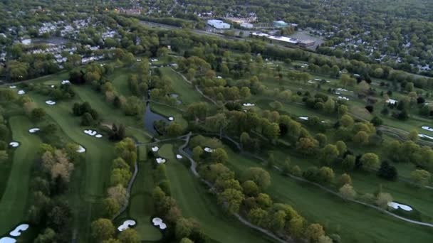 Vista aérea de um campo de golfe e subúrbios de Nova Jersey, NY, EUA — Vídeo de Stock