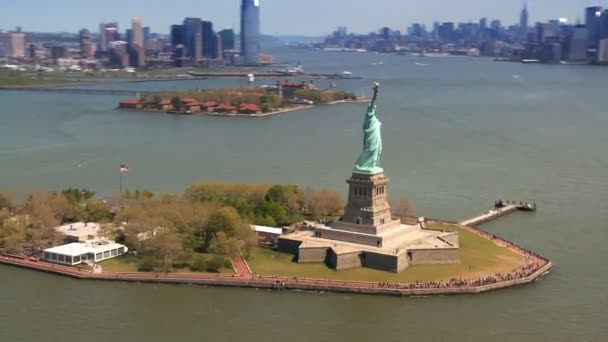 自由とエリス島、ニューヨーク州、アメリカ合衆国の像の航空写真 — ストック動画