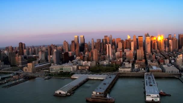 ハドソン川とマンハッタン、金融街、ny、米国に沈む夕日 — ストック動画