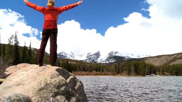 Donna solitaria Realizzare le sue ambizioni escursionistiche — Video Stock