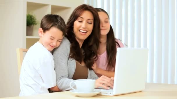 Familie schaut zu Hause auf Laptop — Stockvideo