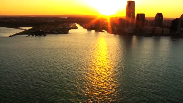 Vista aérea del puerto de Nueva Jersey y el desarrollo moderno, NY, EE.UU. — Vídeo de stock