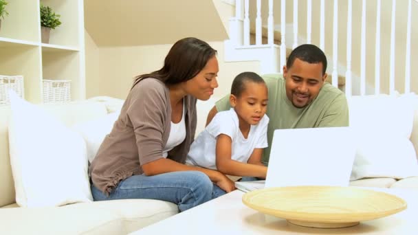 Батьки спостерігають за сином за допомогою ноутбука комп'ютера — стокове відео