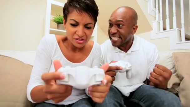 Le défi du couple ethnique sur la console de jeu — Video