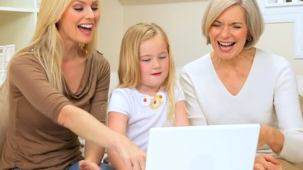 Drie vrouwelijke generaties met behulp van laptopcomputer — Stockvideo