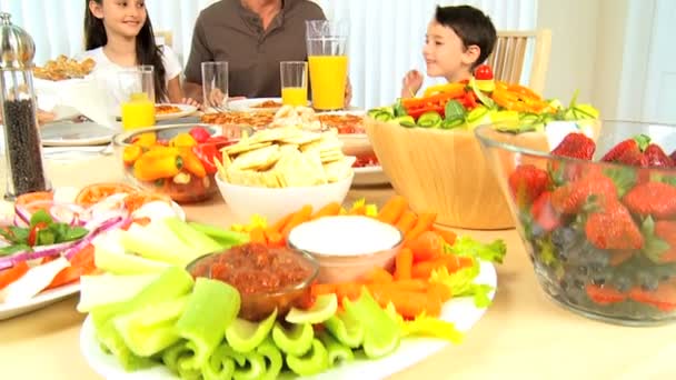 Молодая семья здоровое питание вместе — стоковое видео
