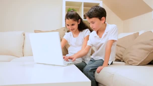 Young Children Playing Games on Laptop — Stock Video