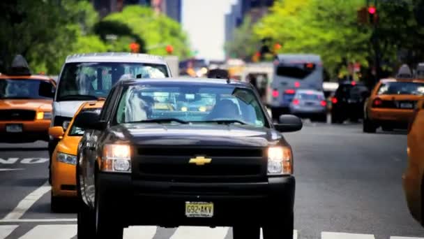 Geschäftige manhattan usa verkehrskreuzung — Stockvideo