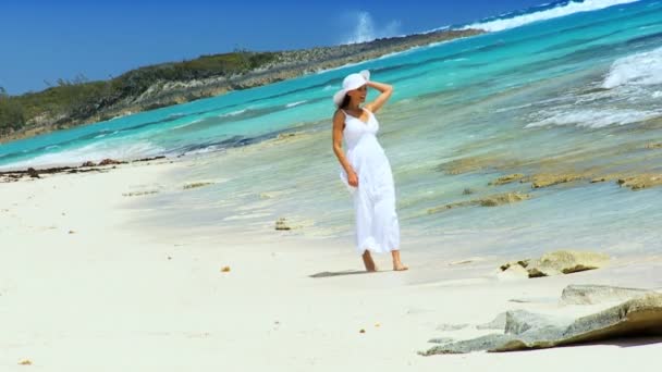 Mulher bonita em Tropical Luxury Island — Vídeo de Stock