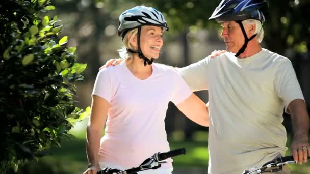 Kilka starszych zdrowego stylu życia na rowerze — Wideo stockowe