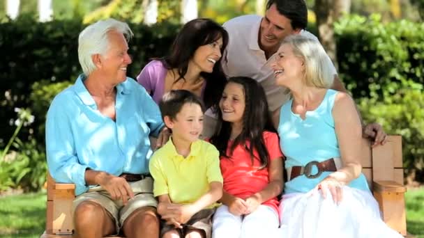 Tres generaciones de familia caucásica — Vídeo de stock