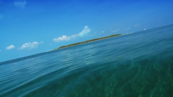 Trópusi sziget & akvamarin víz — Stock videók