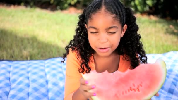 Menina afro-americana comendo frutas frescas — Vídeo de Stock