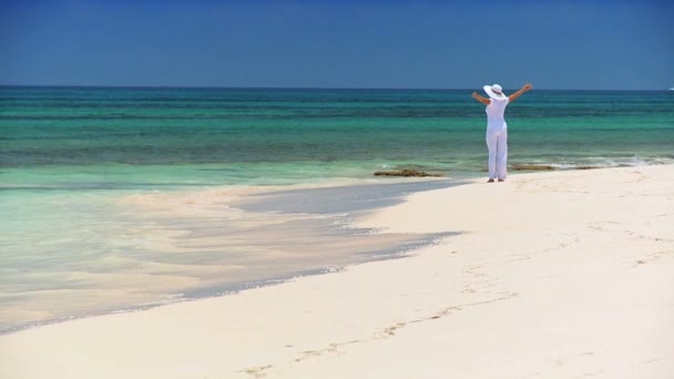 Mujer caminando en la playa tropical de arena blanca — Vídeos de Stock