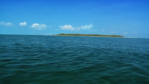 Aqua-Gewässer mit tropischem weißen Strand — Stockvideo