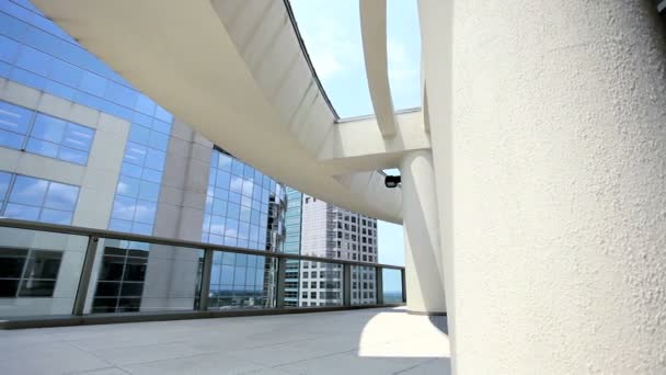 Otevřít v mezipatře v budově moderní mrakodrap — Stock video