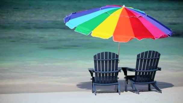 在温柔的海浪豪华海滩上椅子 — 图库视频影像